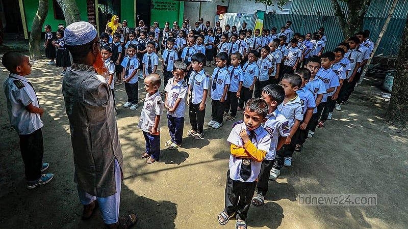 প্রতিদিন স্কুল শুরুর আগে শিক্ষার্থীদের নিয়ে অ্যাসেম্বিলিতে পিটি-প্যারেড করেন পরিচালনা করেন দুঃখু মিয়া।