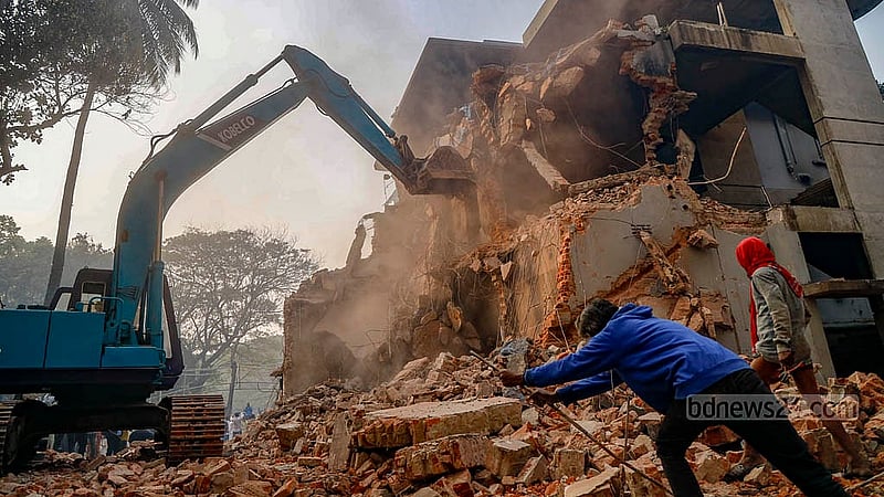 ৬ ফেব্রুয়ারি ২০২৫: ভারতে থাকা ক্ষমতাচ্যুত প্রধানমন্ত্রী শেখ হাসিনার অনলাইনে দেওয়া ভাষণের পাল্টা কর্মসূচি থেকে ধানমন্ডির ৩২ নম্বরে বঙ্গবন্ধু শেখ মুজিবুর রহমানের বাড়ি ভাঙচুর করার পর দেওয়া হয় আগুন। গুঁড়িয়ে দেওয়া হয় ভবনটির একাংশ। চালানো হয় লুটপাট। জাদুঘরে রূপান্তর করা ভবনটিতে থাকা নানা ধরনের বই, নথি ও আসবাবপত্র, এমনকি দেয়াল থেকে ইটও খুলে নিয়ে যেতে দেখা যায়। ছবি: মাহমুদ জামান অভি