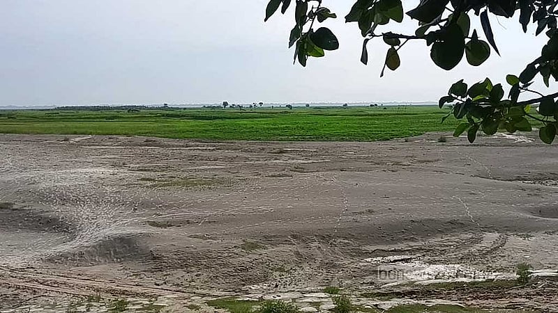 ড. খালেকুজ্জামান বলছেন, উজানের পানি ছাড়া পদ্মা ব্যারেজ একটি ধুধু বালুচর ছাড়া আর কিছুই দিতে পারবে না।