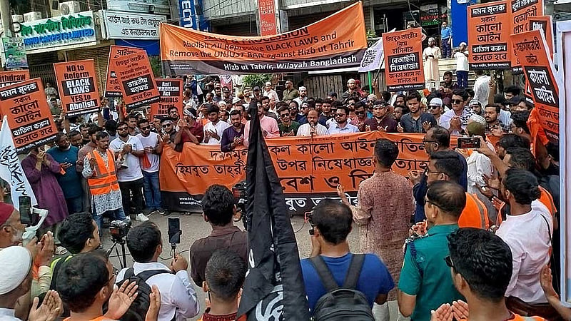 আওয়ামী লীগ সরকার পতনের দিনই রাজধানীতে প্রকাশ্যে মিছিল করে ২০০৯ সালে নিষিদ্ধ ঘোষিত সংগঠন হিযবুত তাহরীর। পরে আরও কর্মসূচি পালন করে। নিষেধাজ্ঞা প্রত্যাহারে স্বরাষ্ট্র মন্ত্রণালয়ে আবেদনও করেছে তারা।