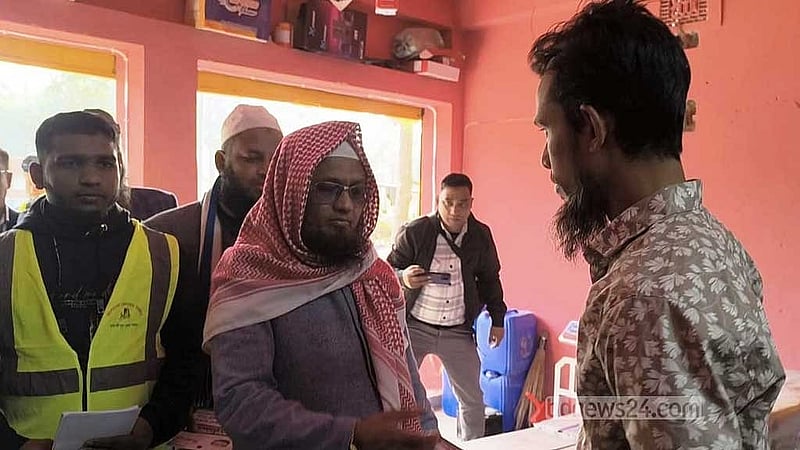 মাদারীপুর-২ আসনের নির্বাচনে প্রচার চালাচ্ছেন বাংলাদেশ খেলাফত মজলিসের মুফতি আবদুস সোবহান।