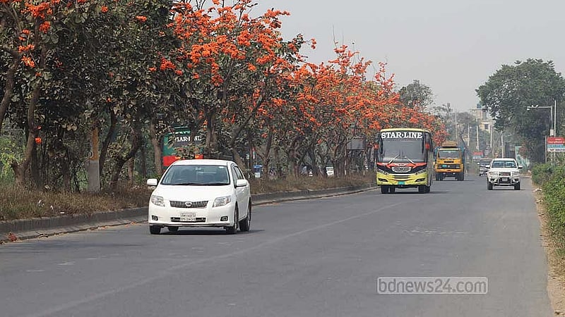 অনেকেই ব্যক্তিগত যানবাহন থামিয়ে ছবি তোলেন।