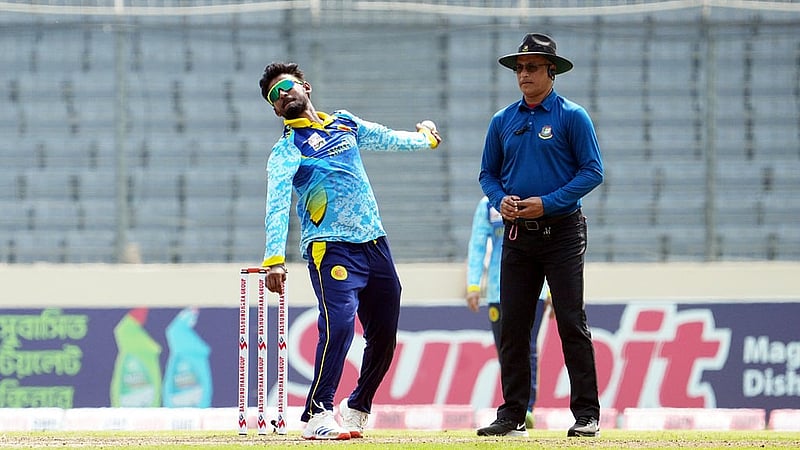 ৫ উইকেট নিয়ে জয়ের নায়ক মাহফুজুর রহমান রাব্বি। ছবি: রিমার্ক হার্লান স্পোর্টস