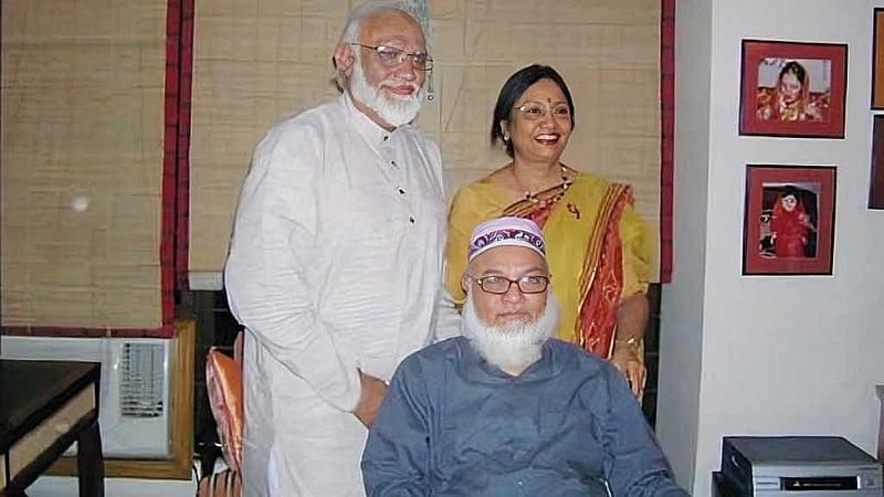 বড় ভাই বিচারপতি মোস্তফা কামাল এবং বোন ফেরদৌসী রহমানের সঙ্গে মুস্তাফা জামান আব্বাসী (বাঁয়ে)।