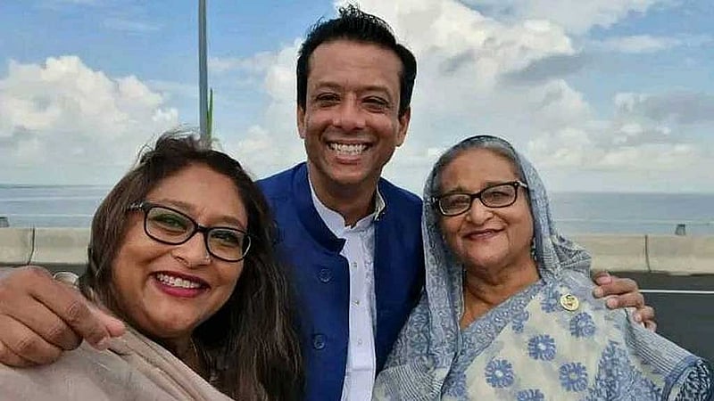 ছেলে সজীব ওয়াজেদ জয় এবং মেয়ে সায়মা ওয়াজেদ পুতুলকে নিয়ে আওয়ামী লীগ সভাপতি শেখ হাসিনা।