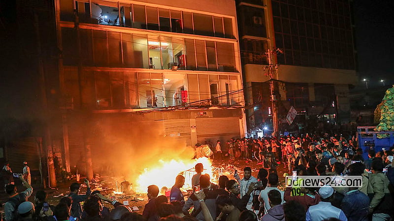 ১৮ ডিসেম্বর ২০২৫: ইনকিলাব মঞ্চের আহ্ববায়ক শরীফ ওসমান হাদির মৃত্যুর খবরে ক্ষোভ-বিক্ষোভের মধ্যে কারওয়ান বাজারে দৈনিক প্রথম আলো ভবনে হামলা-ভাঙচুর-অগ্নিসংযোগ করা হয়।