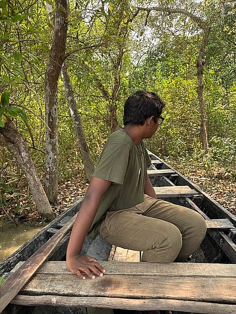 এক সময় ট্রলার ডানে বাঁক নিয়ে ঢুকলো ঢ্যাংমারি নদীতে। আস্তে আস্ত সুন্দরবনের আসল রূপ ফুটে উঠতে থাকলো।