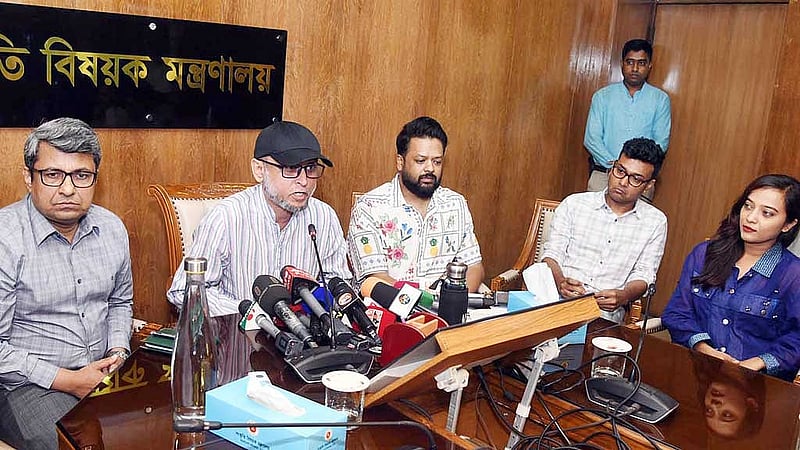 সচিবালয়ে নিজ দপ্তরে সোমবার সংবাদ সম্মেলনে সংস্কৃতি বিষয়ক উপদেষ্টা মোস্তফা সরয়ার ফারুকী। ছবি: পিআইডি।