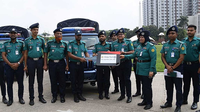 ঢাকায় পুলিশের কার্যক্রমে গতি আনতে যোগ হচ্ছে নতুন গাড়ি।