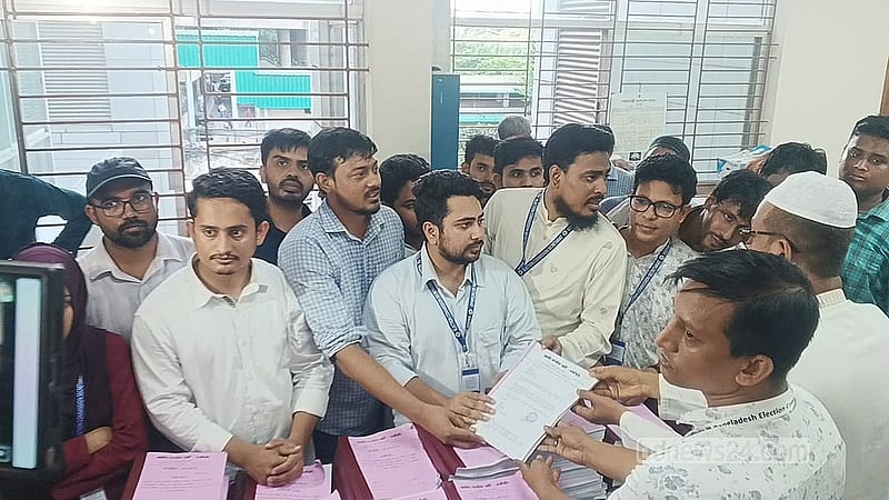 রোববার নির্বাচন কমিশনে এনসিপির নিবন্ধন আবেদন জমা দেন দলটির নেতাকর্মীরা।