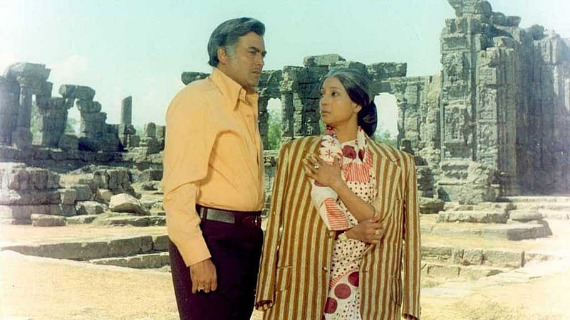 ‘আঁধি’ সিনেমার দৃশ্যে সুচিত্রা সেন ও সঞ্জীব কুমার। ছবি আইএমডিবি থেকে নেওয়া।