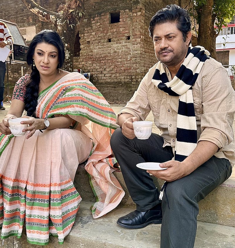অভিনেত্রী সাদিয়া ইসলাম মৌয়ের সঙ্গে চায়ের কাপ হাতে একটি ছবি পোস্ট করেছেন অভিনেতা আহসান হাবিব নাসিম। ছবির ক্যাপশনে নাসিম লিখেছেন, “ফরিদুর রেজা সাগরের গল্প অবলম্বনে নাটক 'ডাক্তার বাড়ি', নাট‍্যরূপ রাজু আলীম, পরিচালনায় অরুণ চৌধুরি।” 
