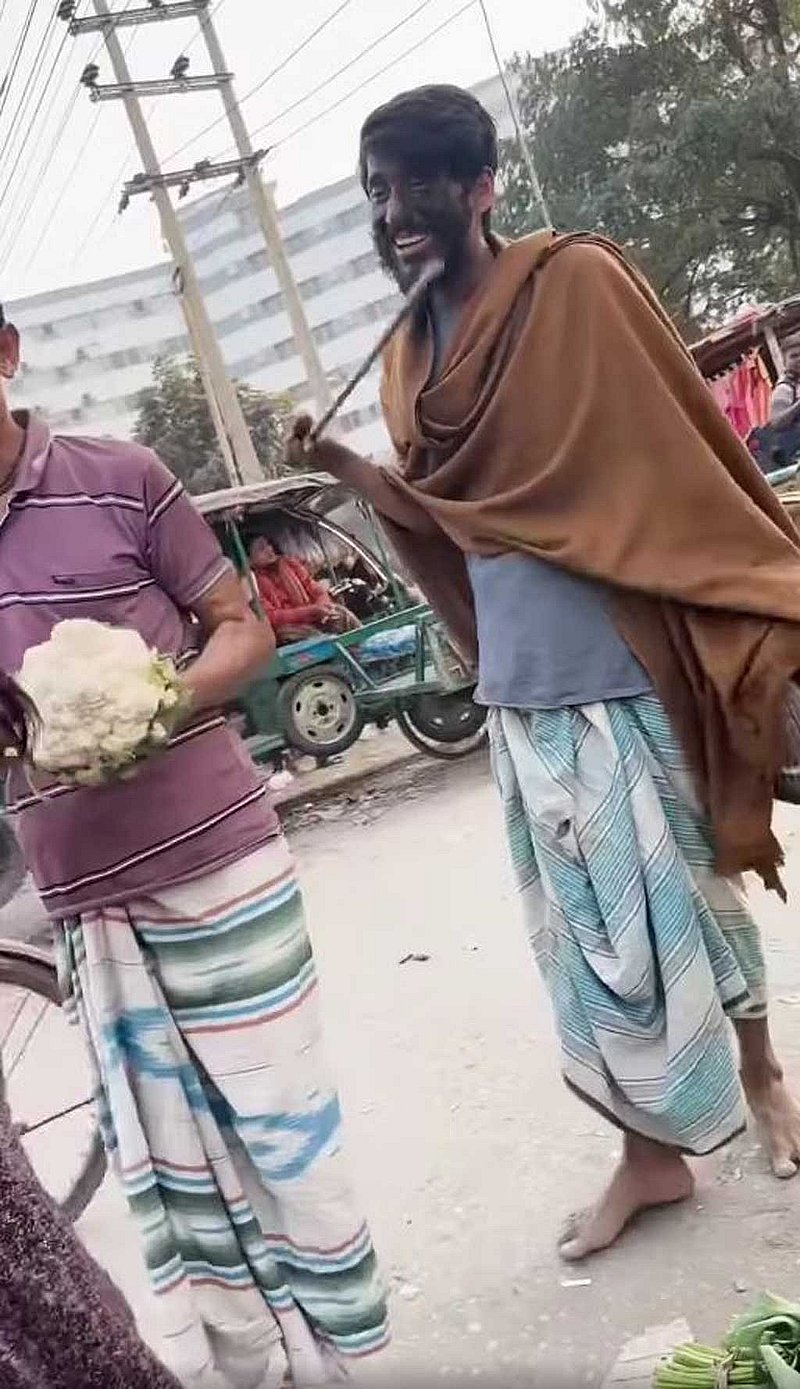ফেইসবুকে ছড়ানো ভিডিওতে পাগলের বেশে হৃদয় খানকে নারীদের পোশাক নিয়ে নানা মন্তব্য করতে দেখা যায়।