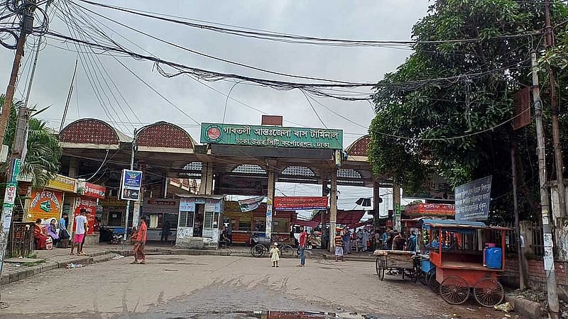 গাবতলী টার্মিনালে সাধারণ শ্রমিকদের নামে ব্যানার টানানো হলেও পরিবহন মালিকরা বলছেন সেটি বিএনপিপন্থি পরিবহন ব্যবসায়ী হানিফ পরিবহনের মালিক কফিল উদ্দিন ও তার অনুসারীদের দখলে চলে গেছে।