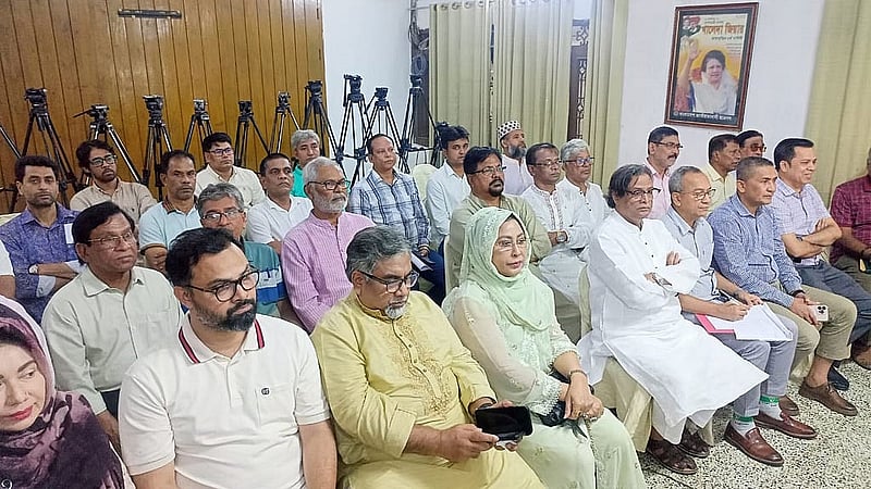 ঢাকার গুলশানে বিএনপি চেয়ারপারসনের কার্যালয়ে বিএনপির যৌথসভা।