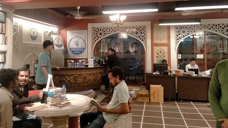 বাতিঘরের ভেতরে বই পড়ার সঙ্গে চলে আড্ডাও।