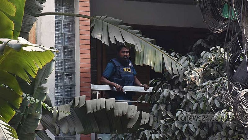 ডাকাত হানা দেওয়া বাড়িটির বারান্দায় এক র‌্যাব সদস্য।  