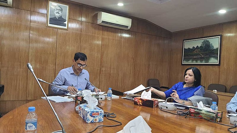 অর্থনৈতিক বিষয় সংক্রান্ত মন্ত্রিসভা কমিটির বৈঠকের পর ব্রিফ করেন মাহমুদুল হোসাইন খান।