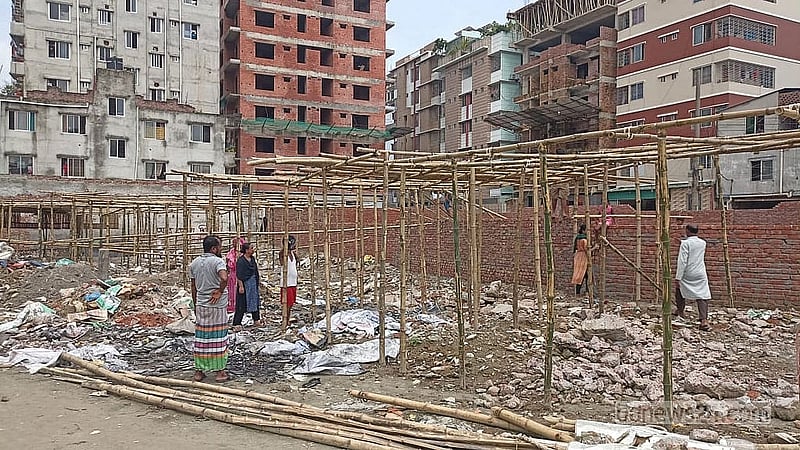 রামচন্দ্রপুর খালের দখলমুক্ত জায়গা নিয়ন্ত্রণে নিতে বাঁশের অবকাঠামো দিয়ে ঘর তৈরির চেষ্টা করে একদল মানুষ। বুধবার সেগুলো সরিয়ে নেয় তারা।