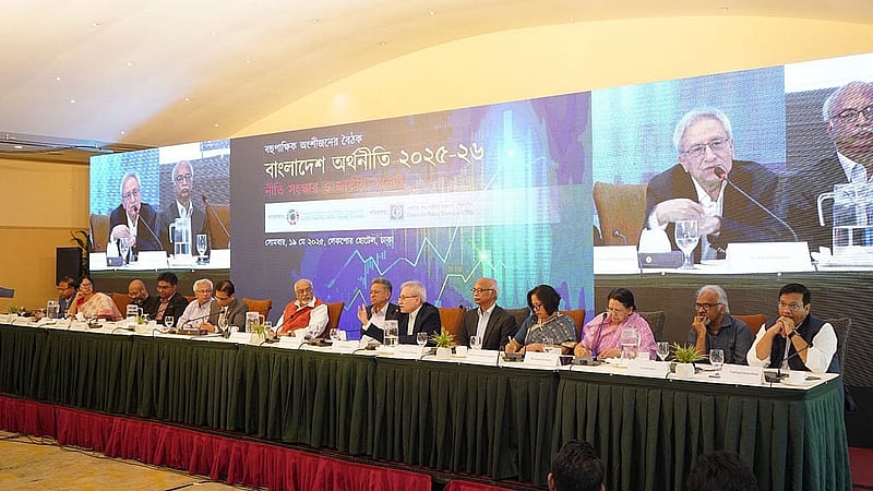 ‘বাংলাদেশ অর্থনীতি ২০২৫-২৬: নীতি সংস্কার ও জাতীয় বাজেট’ শীর্ষক সেমিনার। সোমবার ঢাকার লেকশোর হোটেলে।