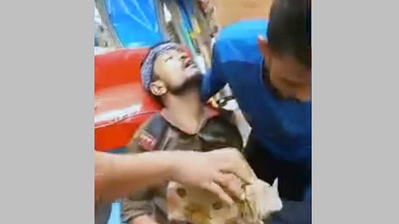 আহত ফজলুলকে হাসপাতালে নেওয়া হলে চিকিৎসক তাকে মৃত ঘোষণা করেন।