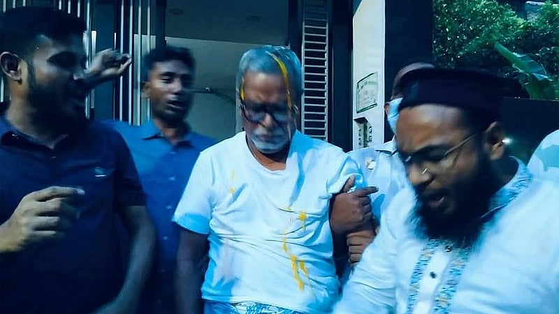 ঢাকার উত্তরা থেকে রোববার গ্রেপ্তার করা হয় সাবেক সিইসি নুরুল হুদাকে।
