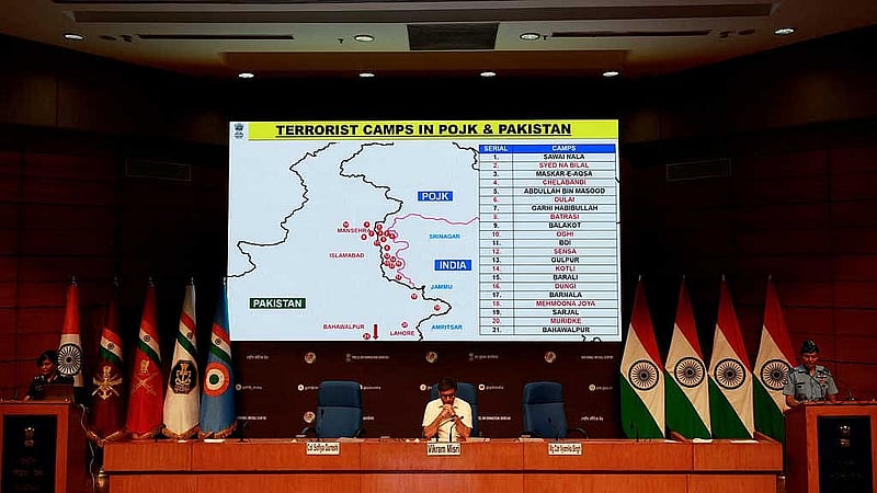 কোথায় কোথায় হামলা হয়েছে, প্রেস ব্রিফিংয়ে দেখিয়েছে ভারত। ছবি: রয়টার্স