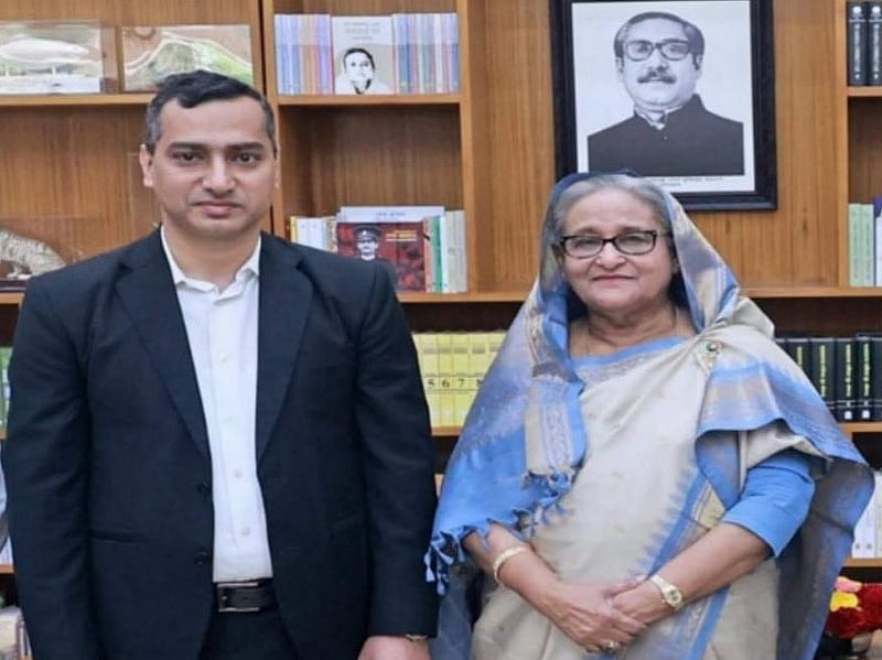 গোপালগঞ্জে বাড়ি হওয়ায় আওয়ামী লীগ নেতাদের সঙ্গে সখ্য ছিল আফিজের, এমনকি খোদ শেখ হাসিনার সঙ্গে তার ছবিও পত্রিকায় এসেছে।