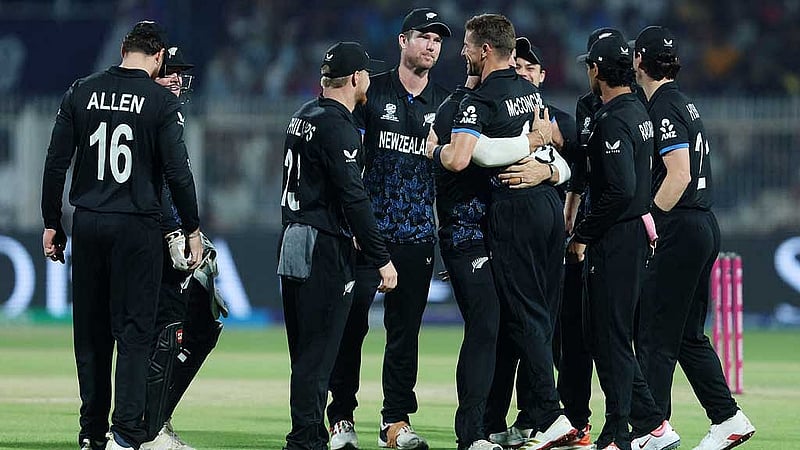 দ্বিতীয় ওভারে জোড়া উইকেট এনে দেওয়া কোল ম্যাককনকিকে ঘিরে সতীর্থদের উল্লাস। ছবি: রয়টার্স