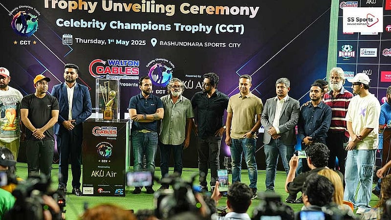 ‘সেলিব্রিটি চ্যাম্পিয়নস ট্রফি’ টুর্নামেন্টের টফি উন্মোচন অনুষ্ঠানে তারকারা দৃশ্য। ছবি: আয়োজক প্রতিষ্ঠানের সৌজন্যে। 