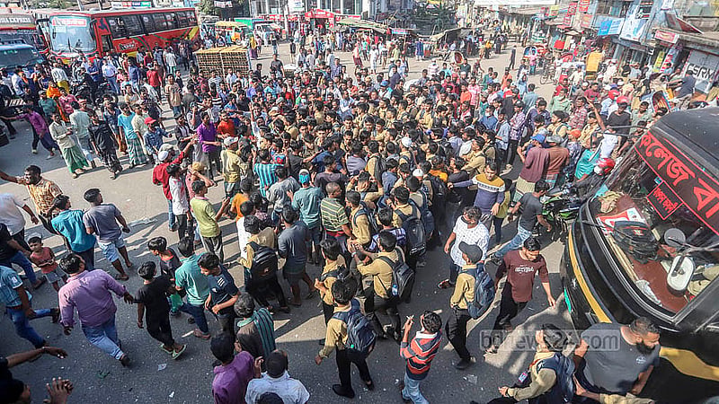 গত ২০ নভেম্বর যাত্রাবাড়ী এলাকায় ব্যাটারিচালিত রিকশা চালকেরা ব্যাপক বিক্ষোভ দেখান। দিনভর ভোগান্তিতে পড়তে হয় এই সড়ক ব্যবহারকারীদের। 