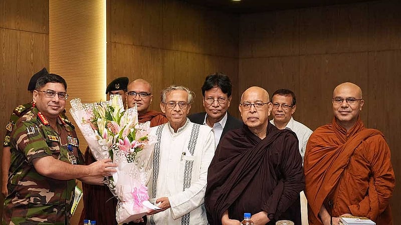 বাংলাদেশ বুদ্ধিস্ট ফেডারেশনের একটি প্রতিনিধি দল বৃহস্পতিবার সেনাবাহিনী প্রধান জেনারেল ওয়াকার উজ জামানের সঙ্গে সাক্ষাৎ করেন। ছবি: আইএসপিআর