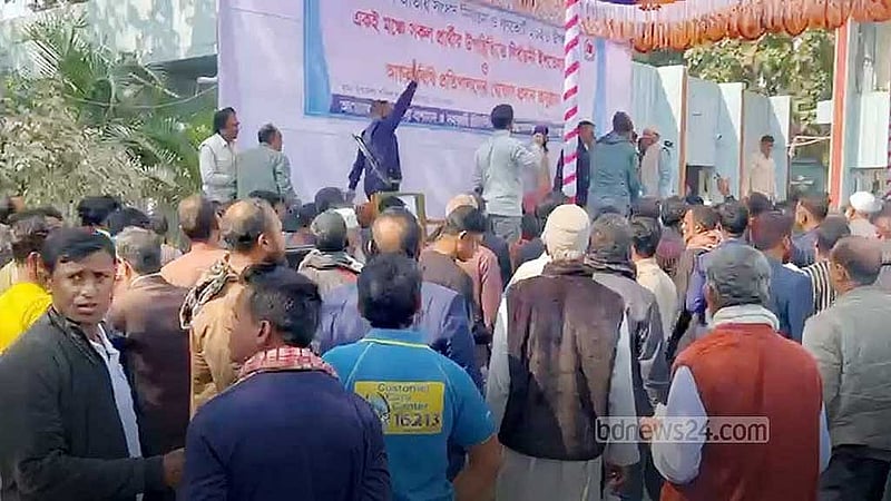 সিরাজগঞ্জের উল্লাপাড়ায় এক মঞ্চে সব প্রার্থীর উপস্থিতিতে জাতীয় পার্টির প্রার্থী গণভোটে ‘না’ ভোট দেওয়ার আহ্বান জানালে হট্টগোল হয়।
