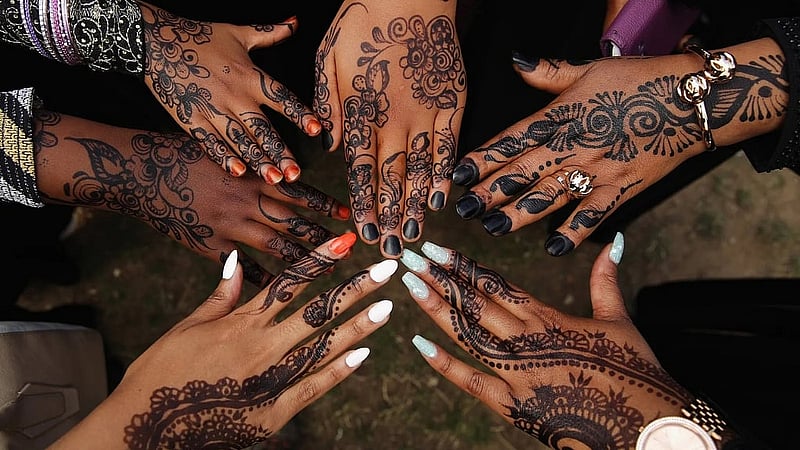 মেহেদির রঙে ঈদ উদযাপন, ছবি: ড্যান কিটউড।