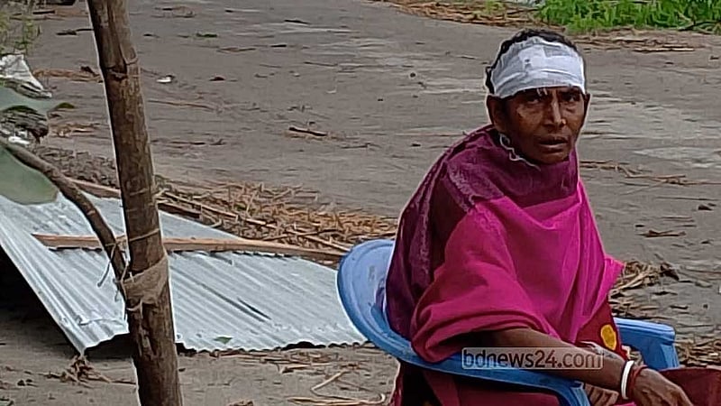 বাইশপুকুর গ্রামে ঝড়ে আহত হয়েছেন এক নারী। 