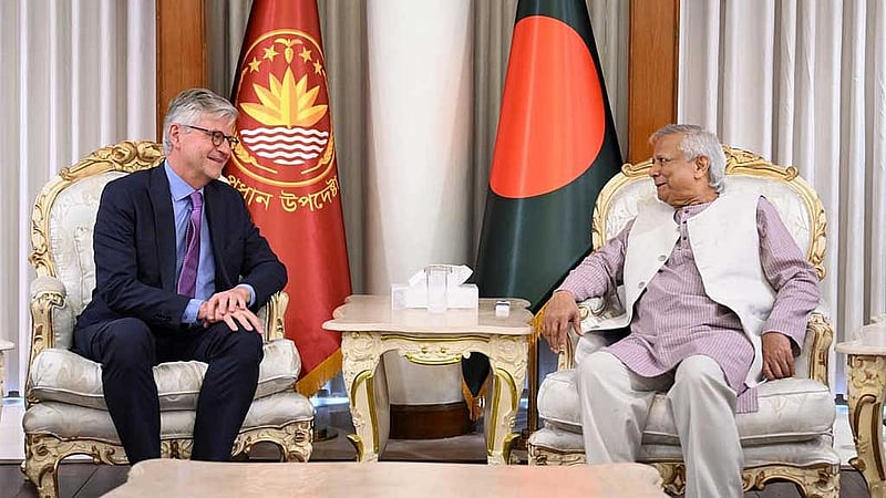 রাষ্ট্রীয় অতিথি ভবন যমুনায় রোববার বৈঠকে প্রধান উপদেষ্টা মুহাম্মদ ইউনূস ও জাতিসংঘের শান্তিরক্ষা বিষয়ক আন্ডার-সেক্রেটারি জেনারেল জ্যঁ-পিয়ের ল্যাক্রোয়া। ছবি: প্রধান উপদেষ্টার ফেইসবুক