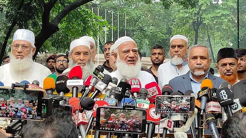 প্রধান উপদেষ্টা মুহাম্মদ ইউনূসের সঙ্গে সংলাপ শেষে বের হয়ে সাংবাদিকদের মুখোমুখি জামায়াতের আমির শফিকুর রহমান।
