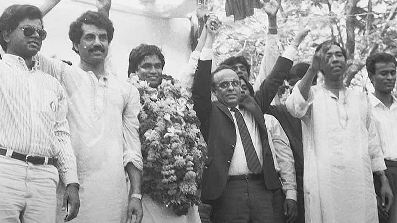 ১৯৯০ এর ডাকসু নির্বাচনে জয়ী হয় ছাত্রদলের আমান-খোকন-আলম প্যানেল।