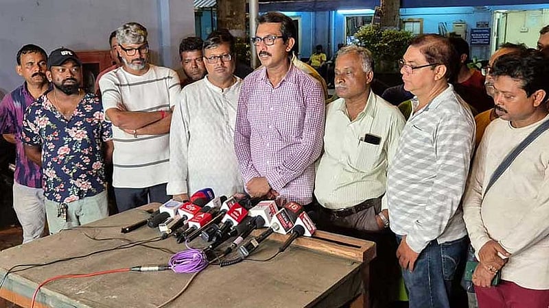 টেকনিশিয়ান ফেডারেশনের ডাকা সংবাদ সম্মেলনে বক্তব্য রাখছেন সভাপতি স্বরূপ বিশ্বাস।