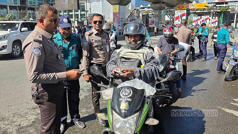 ১৫ নভেম্বর ২০২৫: নতুন পোশাকে মাঠে নামতে শুরু করেন পুলিশ সদস্যরা। আপাতত সীমিত পরিসরে সরবরাহ করা হয় নতুন পোশাক। ছবি: আব্দুল্লাহ আল মমীন