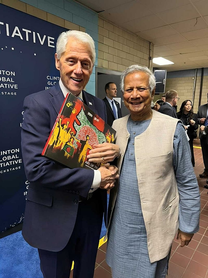 সাবেক মার্কিন প্রেসিডেন্ট বিল ক্লিনটনের সঙ্গে কুশল বিনিময়ে অধ্যাপক ইউনূস।
