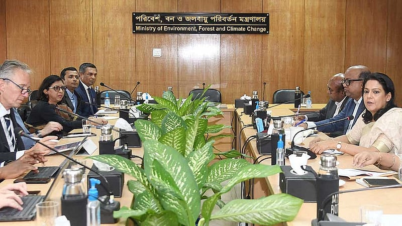 বিশ্ব ব্যাংকের দক্ষিণ এশিয়া অঞ্চলের ভাইস প্রেসিডেন্ট মার্টিন রেইজার এবং বাংলাদেশ ও ভুটানে বিশ্ব ব্যাংকের কান্ট্রি ডিরেক্টর আবদৌলায়ে সেক রোববার পরিবেশ মন্ত্রণালয়ে উপদেষ্টা সৈয়দা রিজওয়ানা হাসানের সঙ্গে বৈঠক করেন। 
