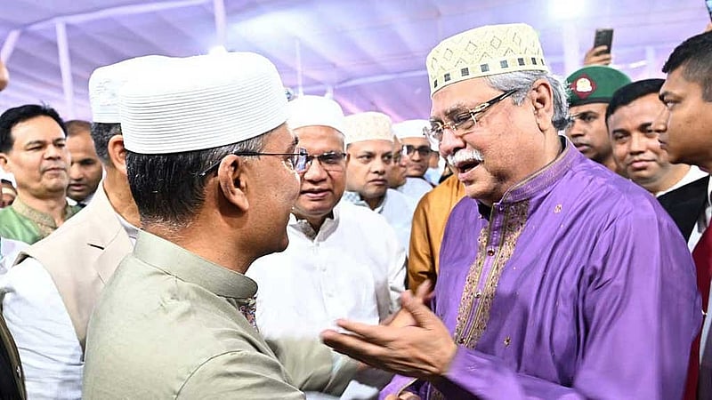 বৃহস্পতিবার জাতীয় ঈদগাহ ময়দানে ঈদুল আজহার প্রধান জামাত শেষে শুভেচ্ছা বিনিময় করেন রাষ্ট্রপতি মো. সাহাবুদ্দিন ও প্রধানমন্ত্রী তারেক রহমান। ছবি: পিএমও
