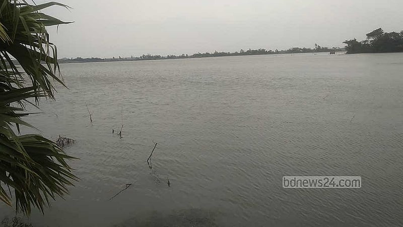 সোনাইতলা ইউনিয়নে তলিয়ে যাওয়া ঘেরের অবস্থা। বুধবার তোলা