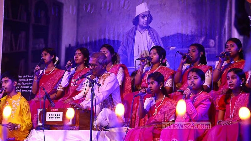 নজরুলের শতবর্ষ স্মরণ অনুষ্ঠানে কবির লেখা গান পরিবেশন করেন শিল্পীরা।