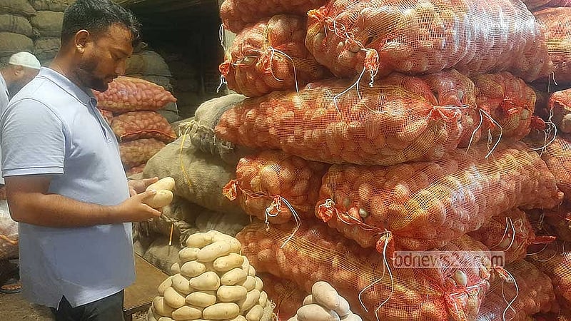 পাইকারিতে আলুর দাম কমেছে কিছুটা। তবে খুচরায় সব জায়গায় এর প্রভাব পড়েনি।