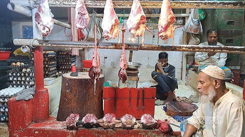রাজধানীতে মঙ্গলবার খাসির মাংসের কেজি ছিল ১১০০ থেকে ১১৫০ টাকা।
