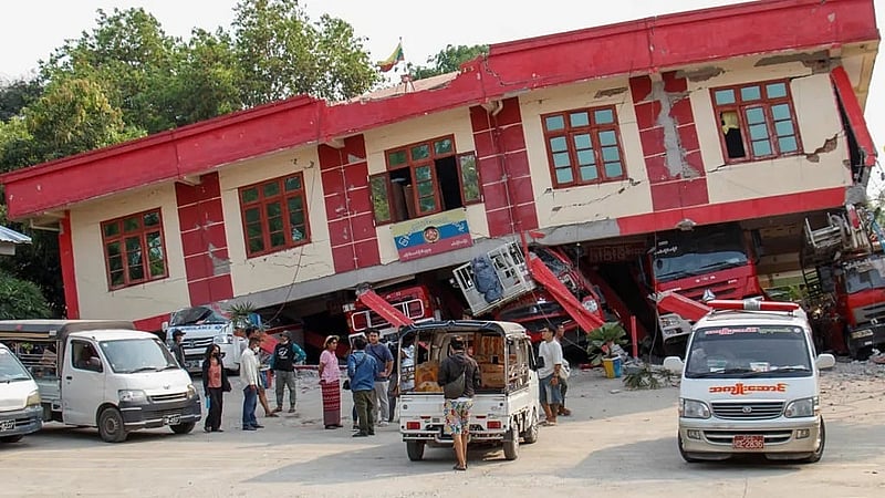 সাগাইং শহরের অন্যান্য ভবনের মত ফায়ার সার্ভিসের দপ্তরও ভূমিকম্পে ভেঙে পড়েছে। ছবি: রয়টার্স