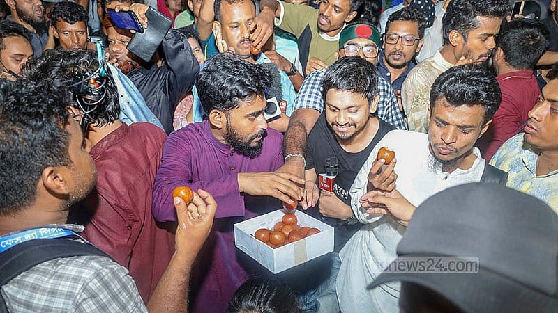 ১২ মে ২০২৫: আওয়ামী লীগের যাবতীয় কার্যক্রম নিষিদ্ধ করে প্রজ্ঞাপন জারির পর রাজধানীর বাংলামোটরে জাতীয় নাগরিক পার্টির (এনসিপি) কার্যালয়ে সংবাদ সম্মেলন শেষে মিষ্টি বিতরণ করেন নেতাকর্মীরা।