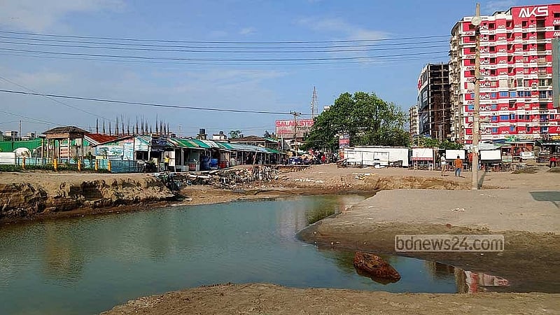 ভাঙনের শিকার কক্সবাজারের সুগন্ধা পয়েন্টের এই দশা।